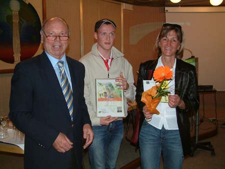 Il Presidente della Camera di commercio di Bolzano si congratula con un alunno e con la prof.ssa Ulrike Plant dell’Istituto tecnico commerciale di Merano per il 3° posto.