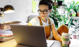 Frau vor Laptop