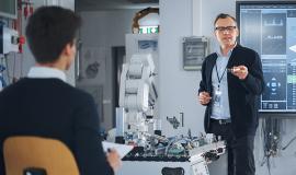 Relatore con un robot