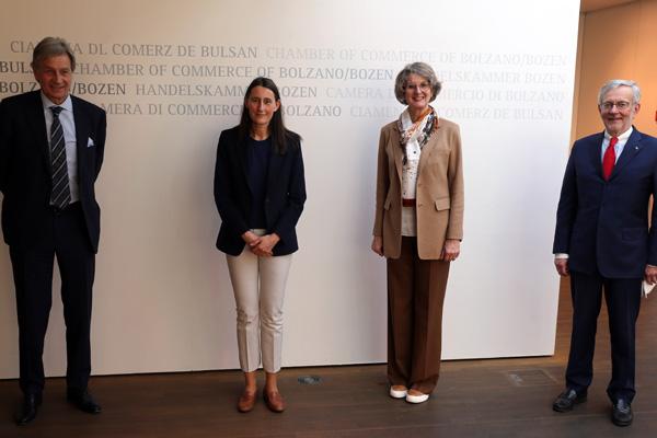 Gerhard Brandstätter, Honorarkonsul der Bundesrepublik Deutschland für die Region Trentino Südtirol, Tatjana Schenke-Olivieri, Stellvertretende Generalkonsulin, Ingrid Jung, Generalkonsulin der Bundesrepublik Deutschland in Mailand sowie Michl Ebner, Handelskammerpräsident Gerhard Brandstätter, Honorarkonsul der Bundesrepublik Deutschland für die Region Trentino Südtirol, Tatjana Schenke-Olivieri, Stellvertretende Generalkonsulin, Ingrid Jung, Generalkonsulin der Bundesrepublik Deutschland in Mailand sowie Michl Ebner, Handelskammerpräsident