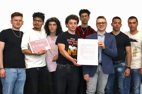 La classe 5B CAPES della Scuola professionale provinciale “Luigi Einaudi” di Bolzano La classe 5B CAPES della Scuola professionale provinciale “Luigi Einaudi” di Bolzano