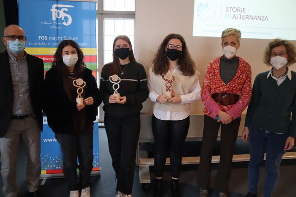 Il Preside dell’Istituto tecnico per il turismo e le biotecnologie “Marie Curie” di Merano Dr. Markus Dapunt, le vincitrici Lisa Fleischmann, Alexa Pöhl e Noemi Prünster con le docenti Carla Molinari e Sigrid Gruber