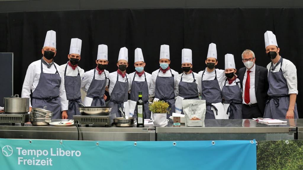 Gli studenti e le studentesse della scuola alberghiera provinciale “Kaiserhof” di Merano