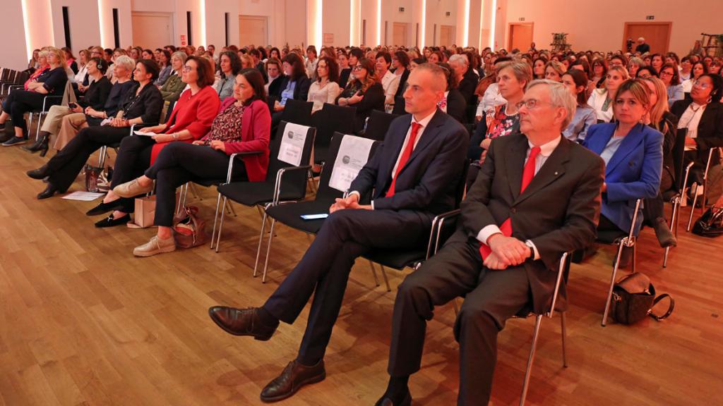 Michl Ebner, Presidente della Camera di commercio di Bolzano (nell’immagine in prima fila a destra) e Luca Filippi, Vicesegretario generale della Camera di commercio di Bolzano