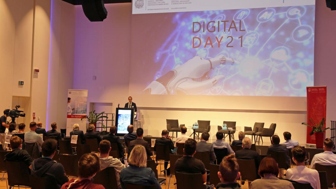 Il Segreterio generale della Camera di commercio di Bolzano, Alfred Aberer, all’apertura del Digital Day.