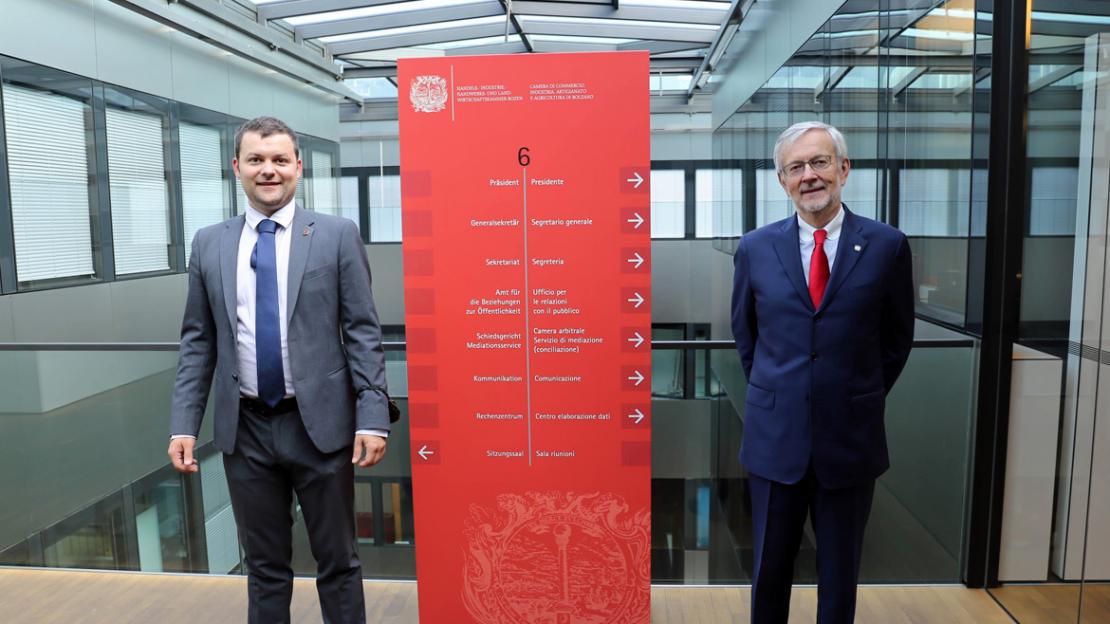 Matthias von Wenzl (links) und Michl Ebner (rechts) unterzeichneten die Kooperationsvereinbarung.