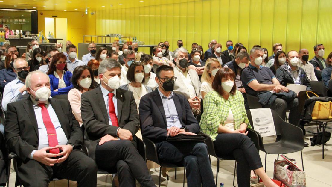 All’evento “Affrontare con successo la carenza di personale qualificato”, tenutosi presso la VIP Lounge dell’Intercable Arena di Brunico, c’è stata grande affluenza. All’evento “Affrontare con successo la carenza di personale qualificato”, tenutosi presso la VIP Lounge dell’Intercable Arena di Brunico, c’è stata grande affluenza.