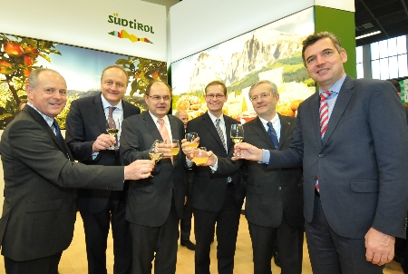Nella foto da sinistra a destra: Leo Tiefenthaler, Presidente dell’Unione Agricoltori e Coltivatori Diretti Sudtirolesi, Joachim Rukwied, Presidente dell’associazione degli agricoltori tedeschi, Christian Schmidt, Ministro federale tedesco per l'Alimentazione e l'Agricoltura, Michael Müller, Sindaco di Berlino, Michl Ebner, Presidente della Camera di commercio di Bolzano e Herbert Dorfmann, Parlamentare europeo. 