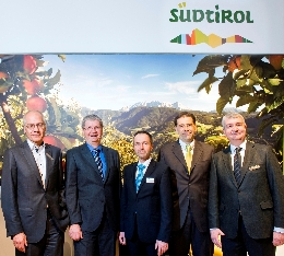 Im Bild:  Gerhard Dichgans, Direttore del consorzio VOG; Georg Theiner della Asta Frutta Alto Adige; Thomas Oberhofer, Presidente del consorzio VI.P; Martin Siller della Fruttunion e Georg Kössler, Presidente del Consorzio Mela Alto Adige. 