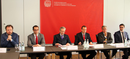 Im Bild von links nach rechts: Gert Lanz, Präsident von Garfidi; Alfred Aberer, Generalsekretär der Handelskammer; Michl Ebner, Präsident der Handelskammer; Luca Filippi, Vizegeneralsekretär der Handelskammer; Vittorio Repetto, Präsident von Confidi und Manfred Pechlaner, Südtirol-Verantwortlicher für CredtiAgri Italia. 