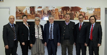 Im Bild von links nach rechts: Davide Servadei, nationaler Präsident von Confartigianato ceramica; Barbara Schmidt, Leiterin der Akademie für Gestaltung und Design der Handwerkskammer für München und Oberbayern; Renate Breuß, Geschäftsführerin des Verbands „Werkraum Bregenzerwald“; Florian Mussner, Landesrat für ladinische Schule und Kultur; Norbert Insam, Obmann der Berufsgruppe Kunsthandwerk im lvh; Alfred Aberer, Generalsekretär der Handelskammer Bozen und Ivan Bozzi, Vizepräsident der Handelskammer Bozen.
