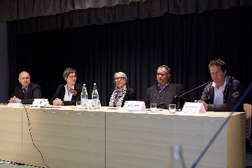 Im Bild von links nach rechts: Davide Servadei, nationaler Präsident von Confartigianato ceramica; Barbara Schmidt, Leiterin der Akademie für Gestaltung und Design der Handwerkskammer für München und Oberbayern; Renate Breuß, Geschäftsführerin des Verbands „Werkraum Bregenzerwald“; Norbert Insam, Obmann der Berufsgruppe Kunsthandwerk im lvh und Filip Moroder Doss, Präsident der Unika-Gruppe. 