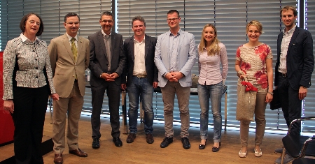 Nella foto da sinistra a destra: Barbara Pobitzer Stampfl (Preside dell’ITC di Bolzano), Maximilian Ghetta (Forst Spa), Robert Pohlin (Elpo Srl), Michael Kompatscher (Loacker Spa), Harald Gruber (Assiconsult Srl), Judith Pollinger (Schweitzer Project Spa), Monika Kompatscher e Stefan Rainer (entrambi Salewa Spa).
