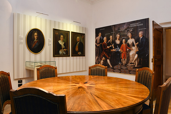 Der Saal ist der Familie Menz gewidmet.