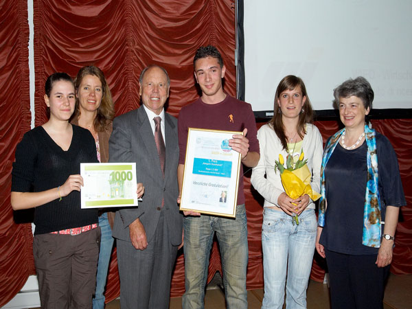 Benedikt Gramm, Presidente della Camera di commercio di Bolzano e l’Assessora Luisa Gnecchi con la prof.ssa Inge Mahlknecht dell'Istituto Tecnico commerciale e alunni della classe 3 C-BW