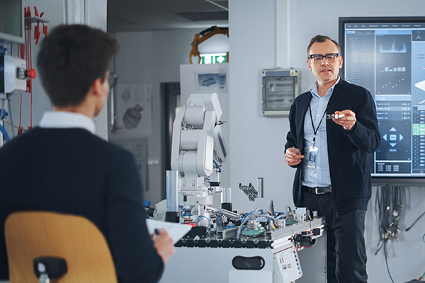 Relatore con un robot
