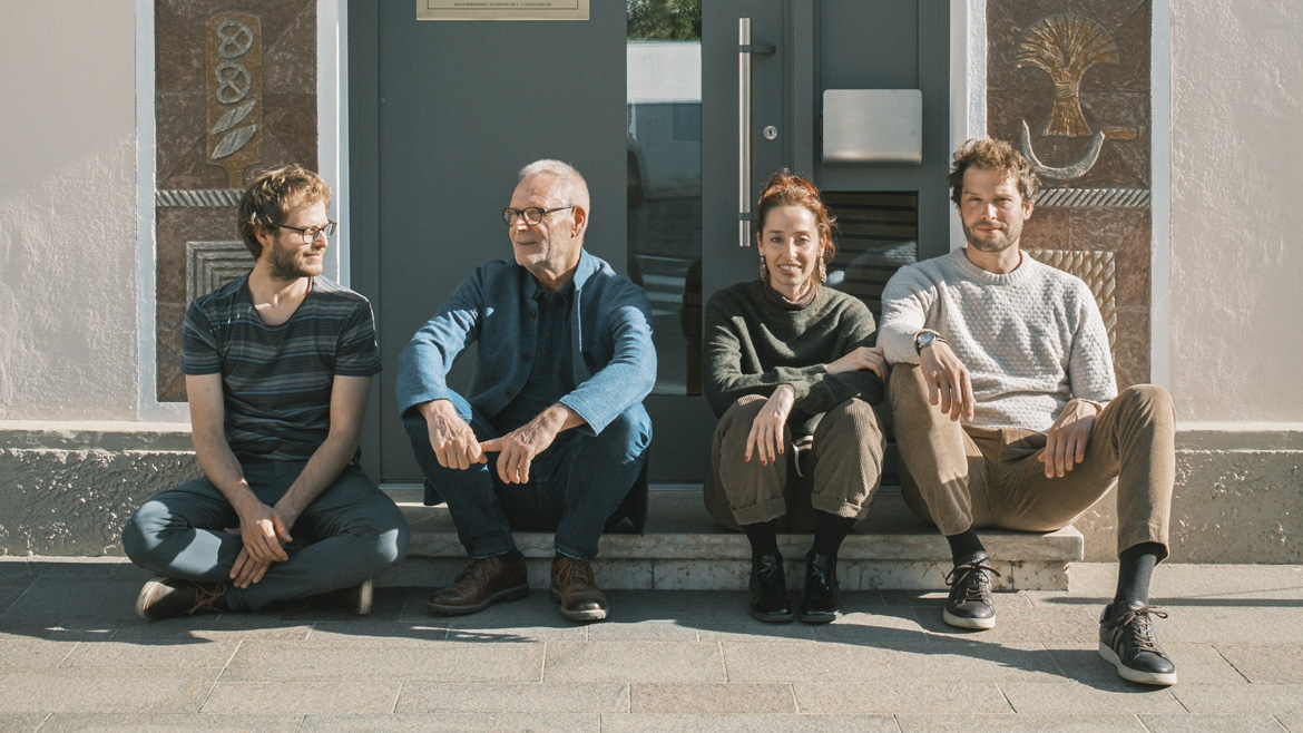 Vater Hans (2.v.l.) mit seinen Kindern Tobias, Greta und Johannes (v.l.n.r.) vor der historischen Backstube in der Kapuzinerstraße in Lana, wosich derzeit die Verwaltung befindet