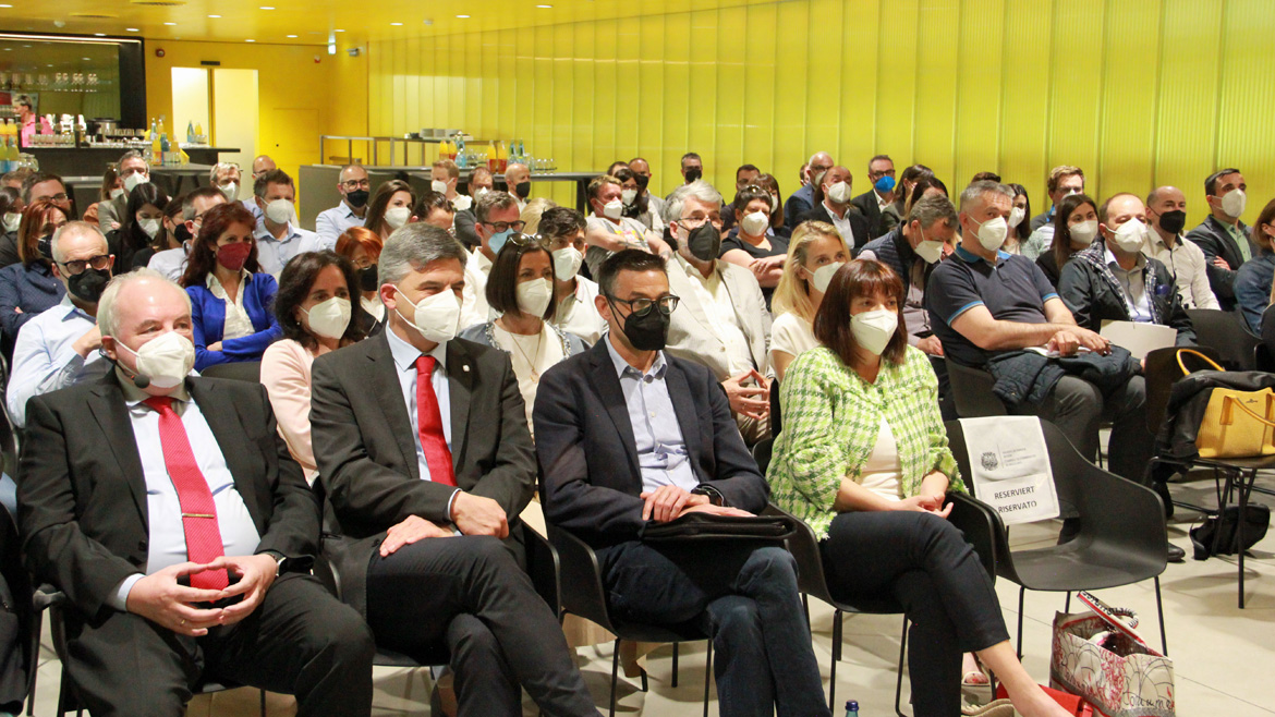 All’evento “Affrontare con successo la carenza di personale qualificato”, tenutosi presso la VIP Lounge dell’Intercable Arena di Brunico, c’è stata grande affluenza.
