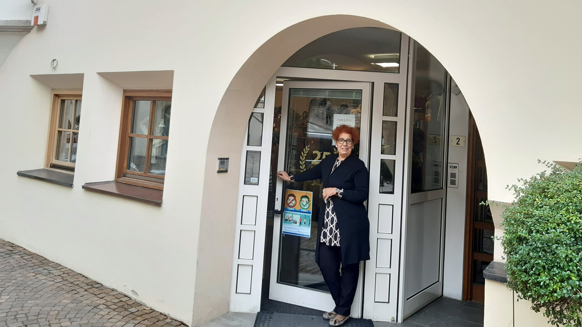 Carla Maria Grazia Laurino vor dem Bekleidungsgeschäft in Kurtatsch