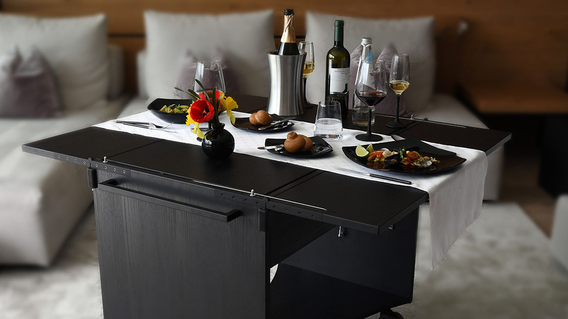 Der geöffnete Roomservicewagen