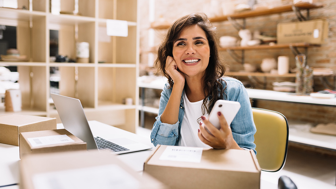 Donna in un negozio online